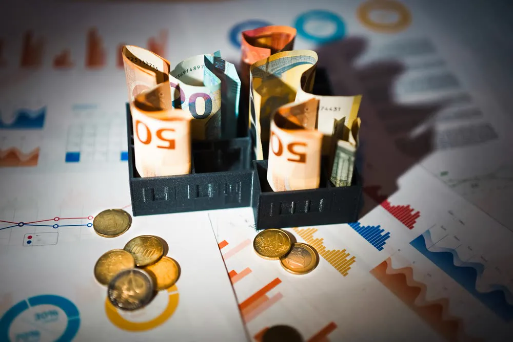 Financial chart comparing fixed and variable mortgage interest rates